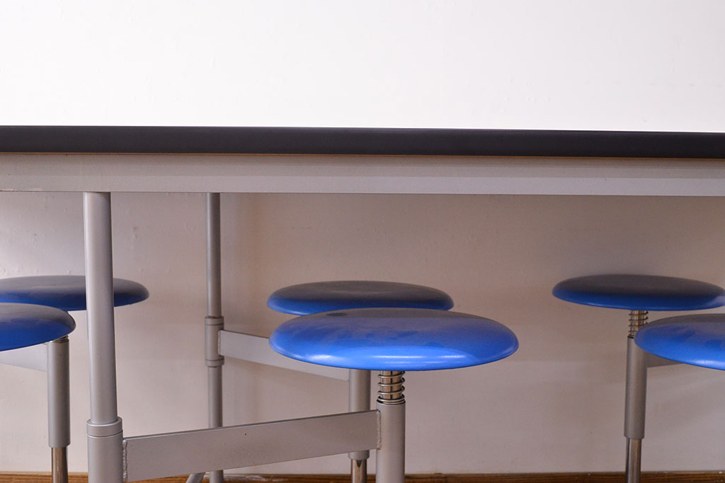見た目のユニークさと機能性を兼ね備えた格納スツール6脚付きテーブル(6人用ダイニングテーブル、作業台)(R-049932)