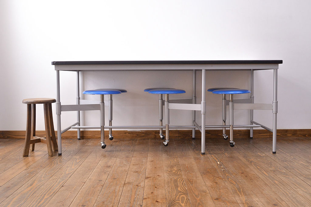 見た目のユニークさと機能性を兼ね備えた格納スツール6脚付きテーブル(6人用ダイニングテーブル、作業台)(R-049932)