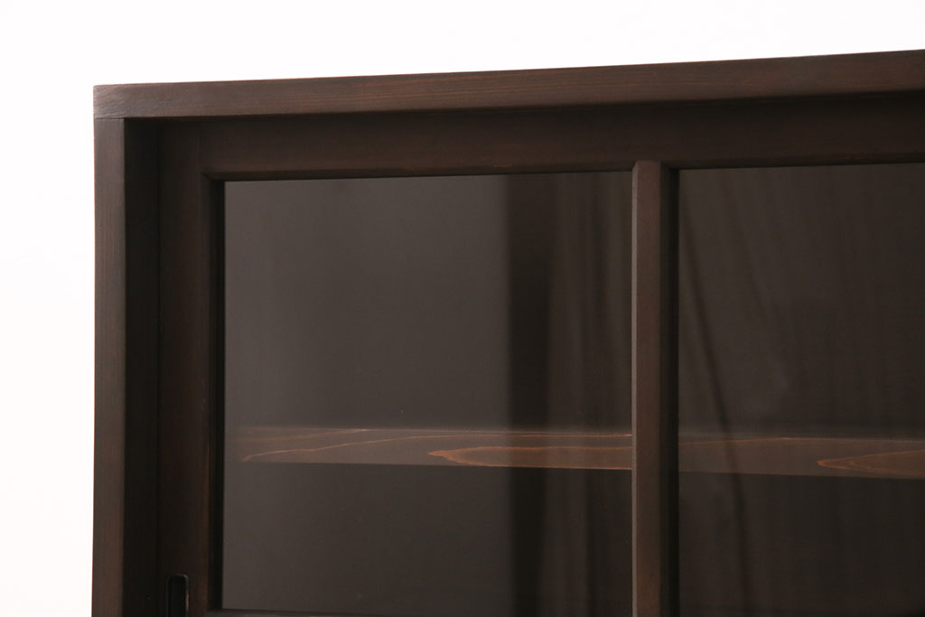 【オーダー家具実例】ラフジュ工房オリジナルの食器棚をベースにご要望サイズで新規製作しました。クリアガラスを組み入れ、アンティークの金具を取り付け。濃い茶色の着色で仕上げました。(収納棚、戸棚、キャビネット)