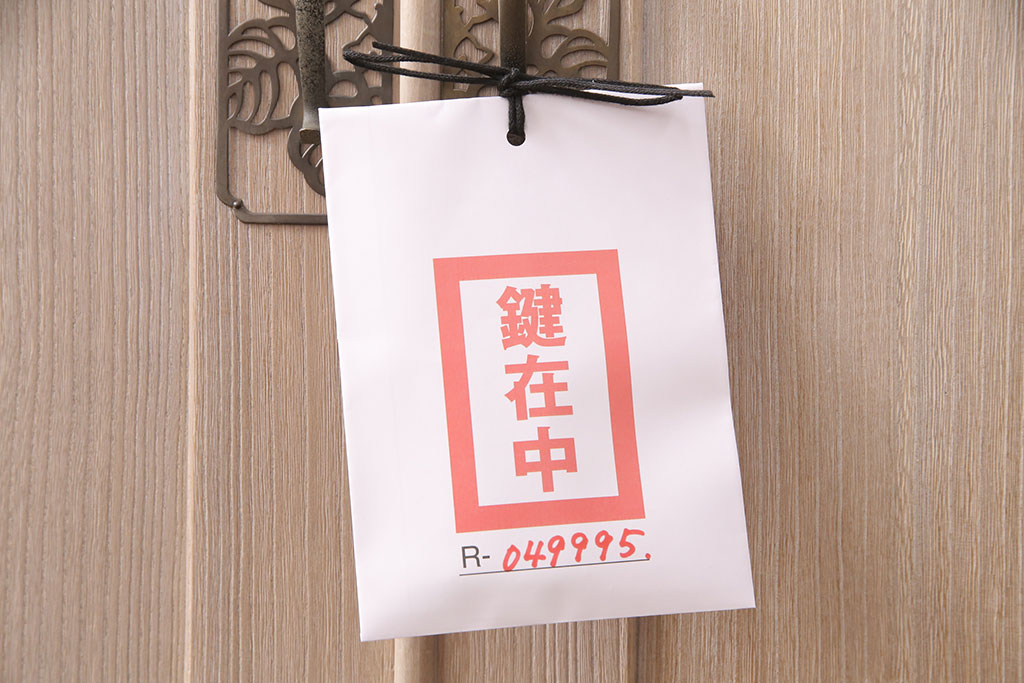 桐箪笥を収納棚にリメイク!扉の鏡とネクタイ収納を取り外し、内部中央に仕切りを入れて6枚の棚を設置。脚を取り付けて、木地色仕上げに。