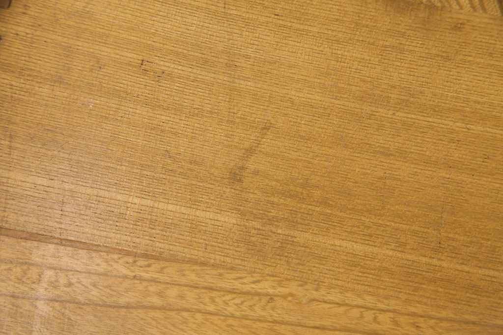 小引き出しを綺麗に再生!高品質リペアを施し、割れや傷みのある部分は新材に入れ替え、元の雰囲気を損なわないよう仕上げ。