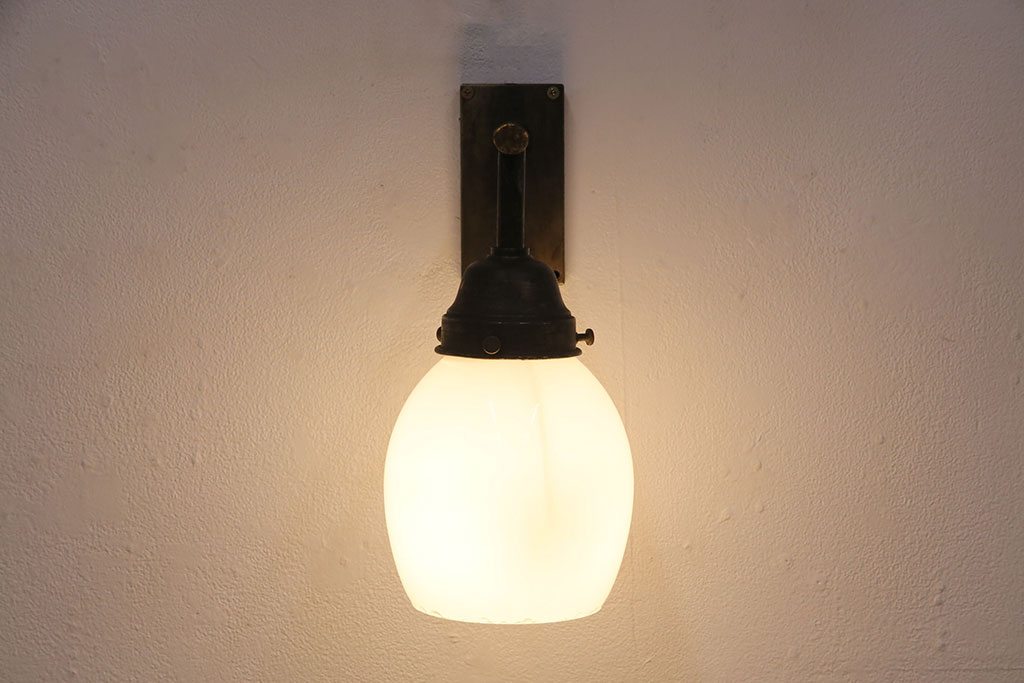 アンティーク照明　透かしの意匠が上品なアクセントになる壁掛け照明(ウォールランプ、壁付け照明)(R-050065)