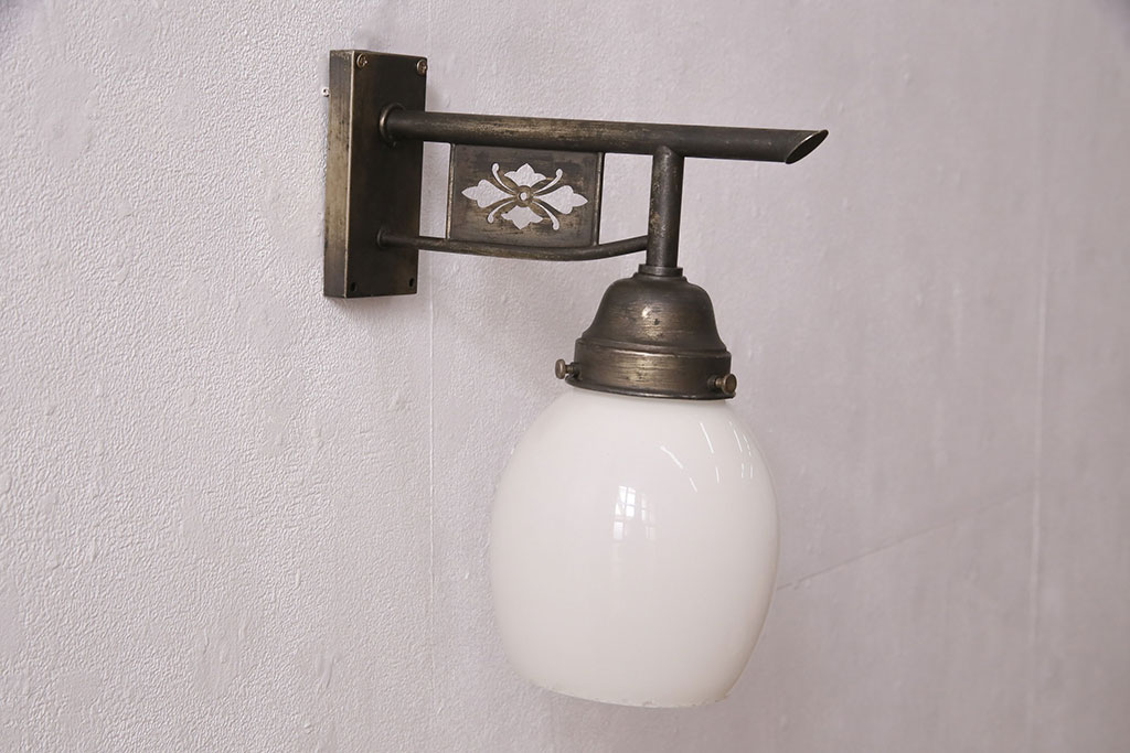 アンティーク照明　透かしの意匠が上品なアクセントになる壁掛け照明(ウォールランプ、壁付け照明)(R-050065)