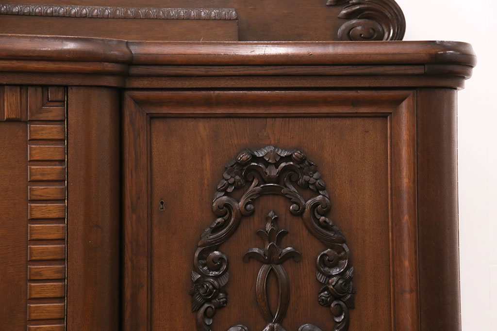 フランスアンティーク　特大!!　優雅なレリーフが目を惹くオーク材製サイドボード(キャビネット、戸棚、収納棚)(R-050088)