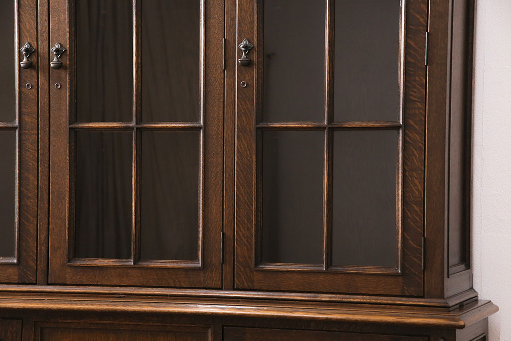 ヴィンテージ家具　オーク材　クラシカルな雰囲気あふれるキャビネット(収納棚、飾り棚、食器棚、ビンテージ)(R-050090)