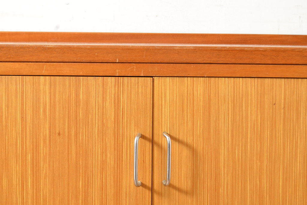 イギリスヴィンテージ　トーラ材　シンプルでスタイリッシュなデザインのサイドボード(ビンテージ、収納棚、リビングボード)(R-050205)