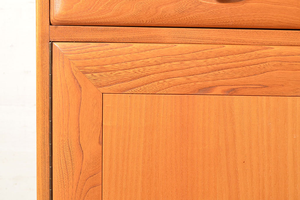 イギリスヴィンテージ　ERCOL(アーコール)　ニレ材製のキャビネット(カップボード、食器棚、収納棚、ビンテージ)(R-050208)