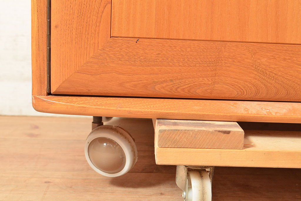 イギリスヴィンテージ　ERCOL(アーコール)　ニレ材製のキャビネット(カップボード、食器棚、収納棚、ビンテージ)(R-050208)