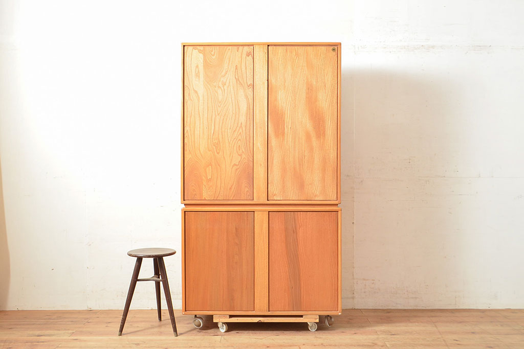 イギリスヴィンテージ　ERCOL(アーコール)　ニレ材製のキャビネット(カップボード、食器棚、収納棚、ビンテージ)(R-050208)