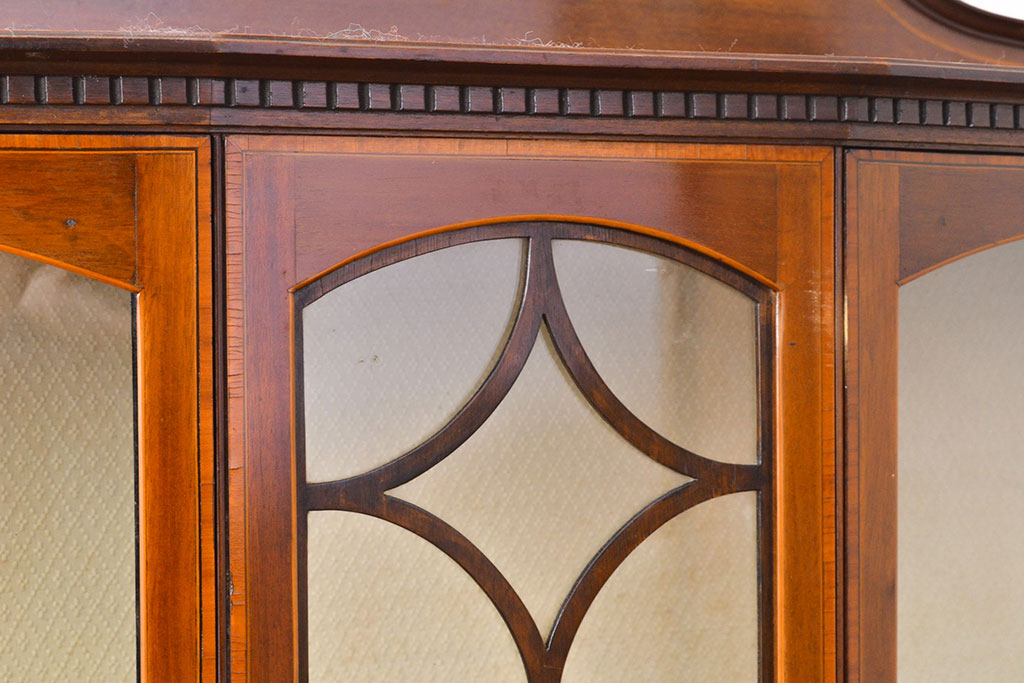 イギリスアンティーク　高級品　マホガニー材　象嵌入りの凝ったデザインがお洒落なキャビネット(ガラスケース、飾り棚)(R-050215)