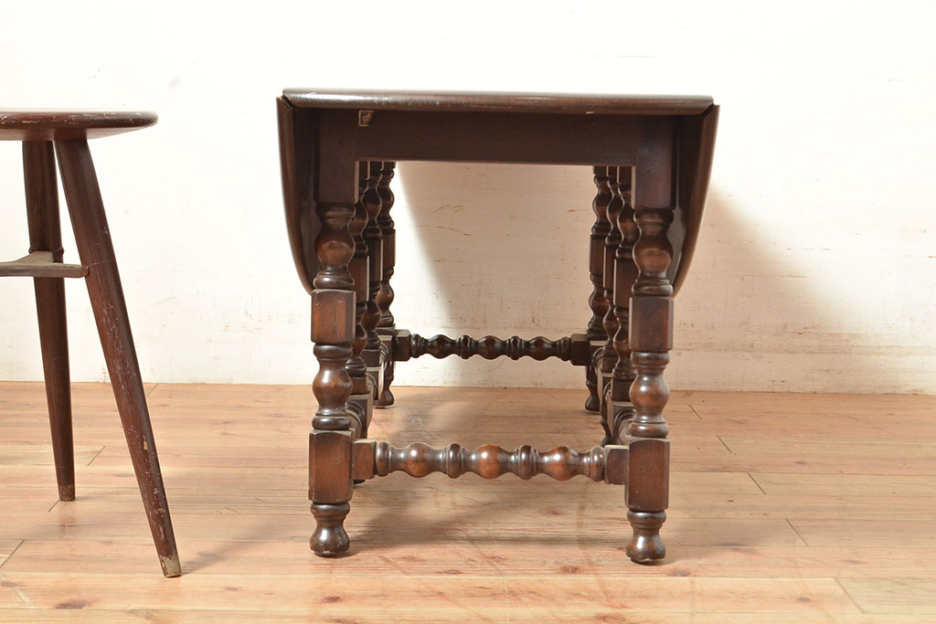 ヴィンテージ家具　イギリスビンテージ　ERCOL(アーコール)　ニレ材　挽き物の脚が目を引くバタフライテーブル(ダイニングテーブル、食卓、4人掛け、2人掛け)(R-050227)