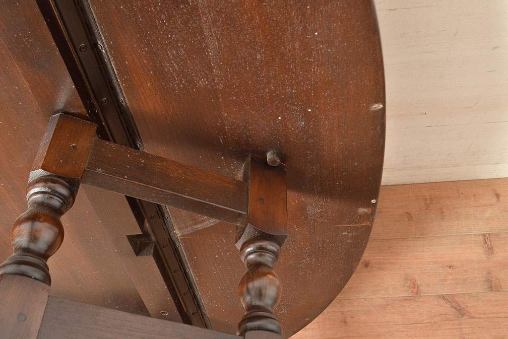 ヴィンテージ家具　イギリスビンテージ　ERCOL(アーコール)　ニレ材　挽き物の脚が目を引くバタフライテーブル(センターテーブル、ラウンドテーブル)(R-050227)