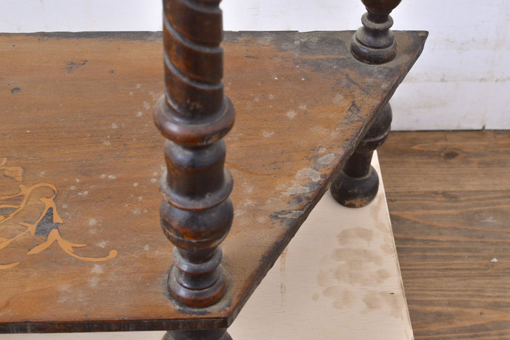 イギリスアンティーク　ペイント仕上げ限定　挽き物加工の支柱がエレガントな雰囲気を演出するラック(オープンシェルフ、飾り棚)(R-050246)