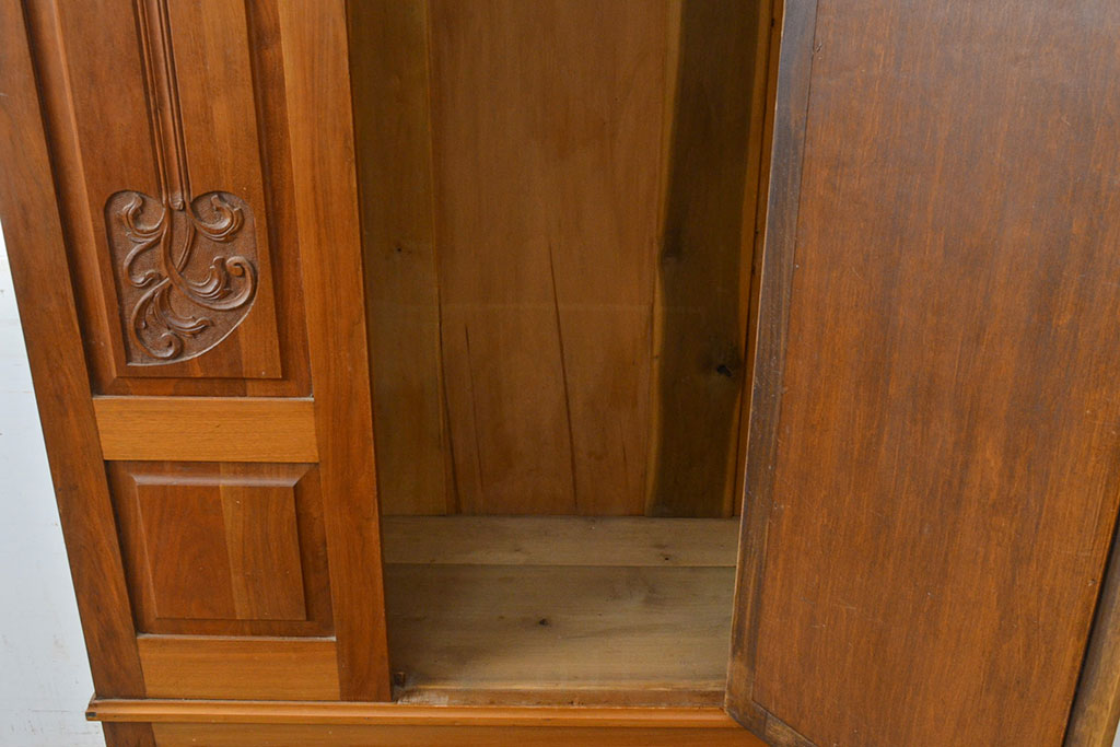 イギリスアンティーク　優雅なレリーフが品の良さを高めるウォールナット材製ワードローブ(洋服タンス、引き出し、キャビネット)(R-050247)