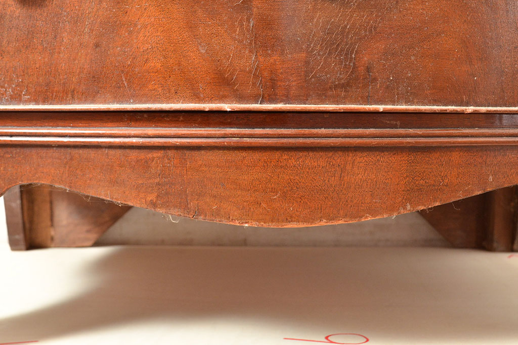 イギリスアンティーク　マホガニー材　ペイント仕上げ限定　テーブル付きが珍しい優雅な雰囲気漂うチェスト(引き出し)(R-050249)