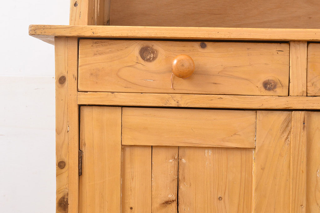 イギリスアンティーク　パイン材の温かい風合いが和やかな空間を演出するキッチンキャビネット(カップボード、食器棚)(R-050257)