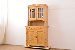 イギリスアンティーク　パイン材の温かい風合いが和やかな空間を演出するキッチンキャビネット(カップボード、食器棚)(R-050257)