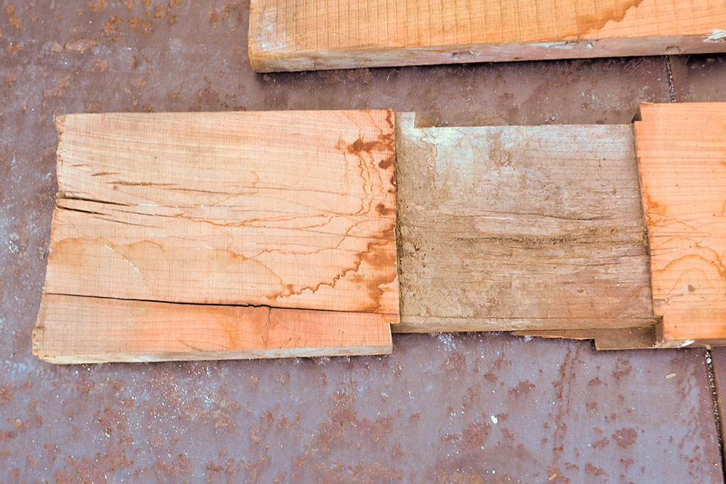 古材　DIYにおすすめ!古民家の梁に使われていたケヤキ材3枚セット(材料、木材、板)(R-050274)