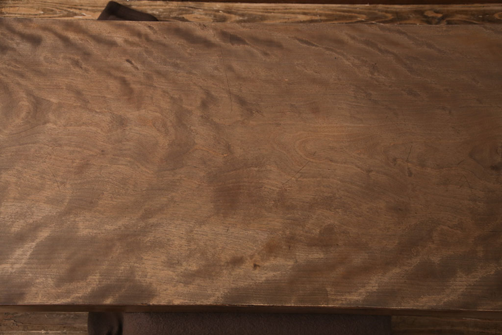【セミオーダー家具実例】水目桜の一枚板に高品質リペアを施しました。両面使用できるよう穴埋めをし、当店商品を参考にした色味に着色して仕上げました。(材料、天板、DIY)