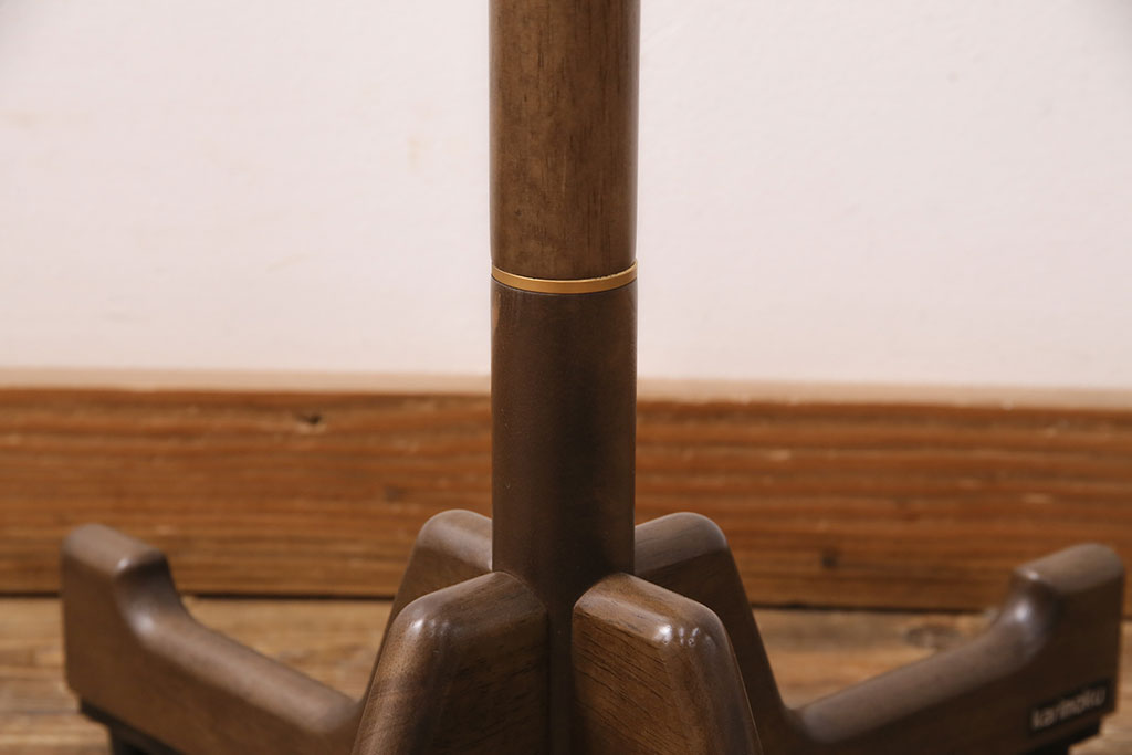 中古　カリモク家具(karimoku) 　木の温もりにゴールドカラーが映えるポールハンガー(ポールスタンド、帽子掛け)(R-050291)