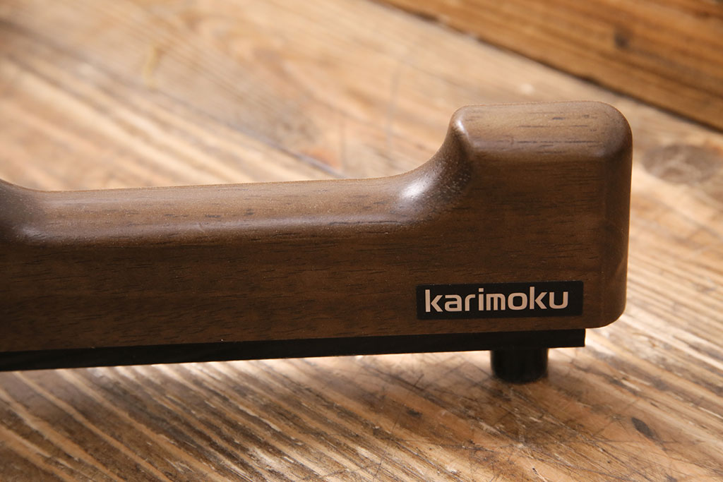 中古　カリモク家具(karimoku) 　木の温もりにゴールドカラーが映えるポールハンガー(ポールスタンド、帽子掛け)(R-050291)