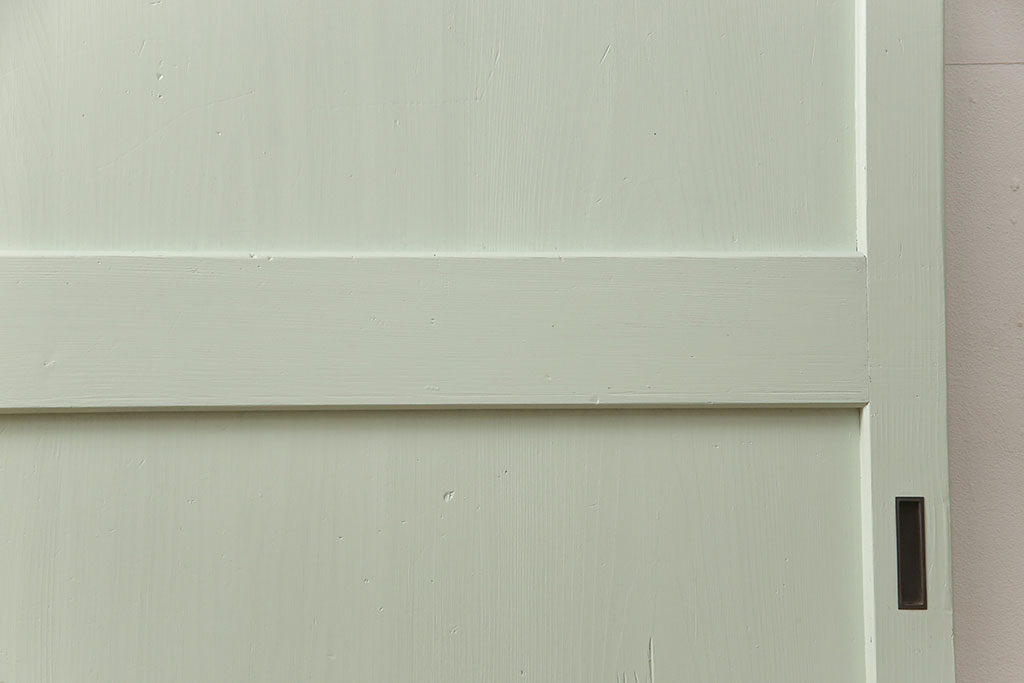 【セミオーダー家具実例】明治大正期の帯戸に高品質リペアを施しました。左右両面4箇所に引手を取付け、内締り錠も取付け。当店商品を参考に、ミントグリーンにベタ塗りしました。(引き戸、板戸、建具)