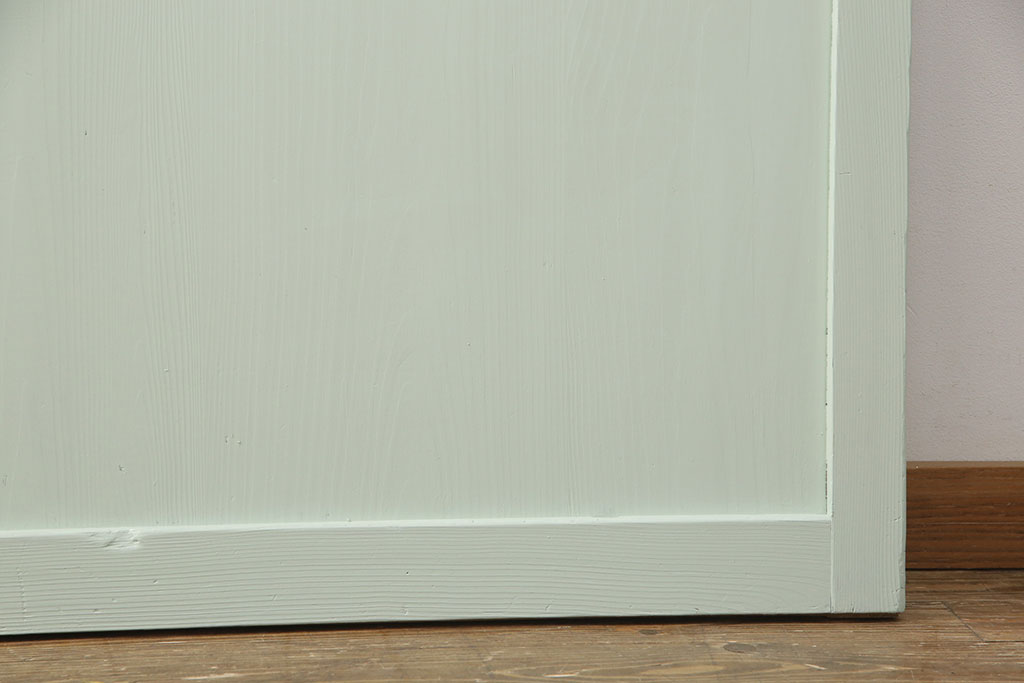 【セミオーダー家具実例】明治大正期の帯戸に高品質リペアを施しました。左右両面4箇所に引手を取付け、内締り錠も取付け。当店商品を参考に、ミントグリーンにベタ塗りしました。(引き戸、板戸、建具)