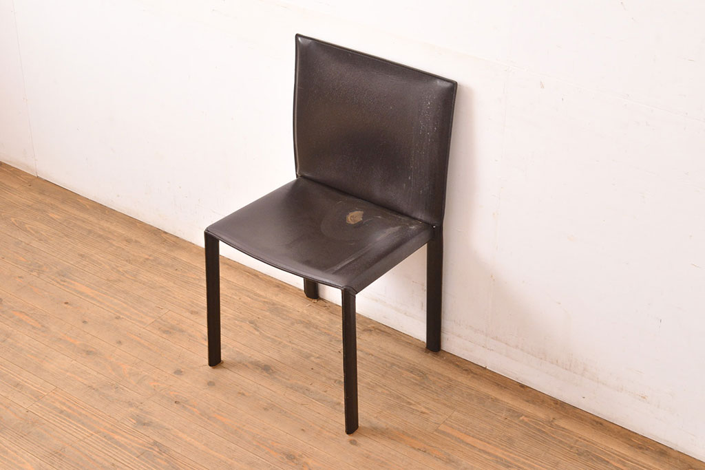 中古　イタリア　Enrico Pellizzoni(エンリコペリッツォーニ)　モダンでスタイリッシュな空間づくりにおすすめのブラックカラーの本革チェア(椅子)(R-050328)