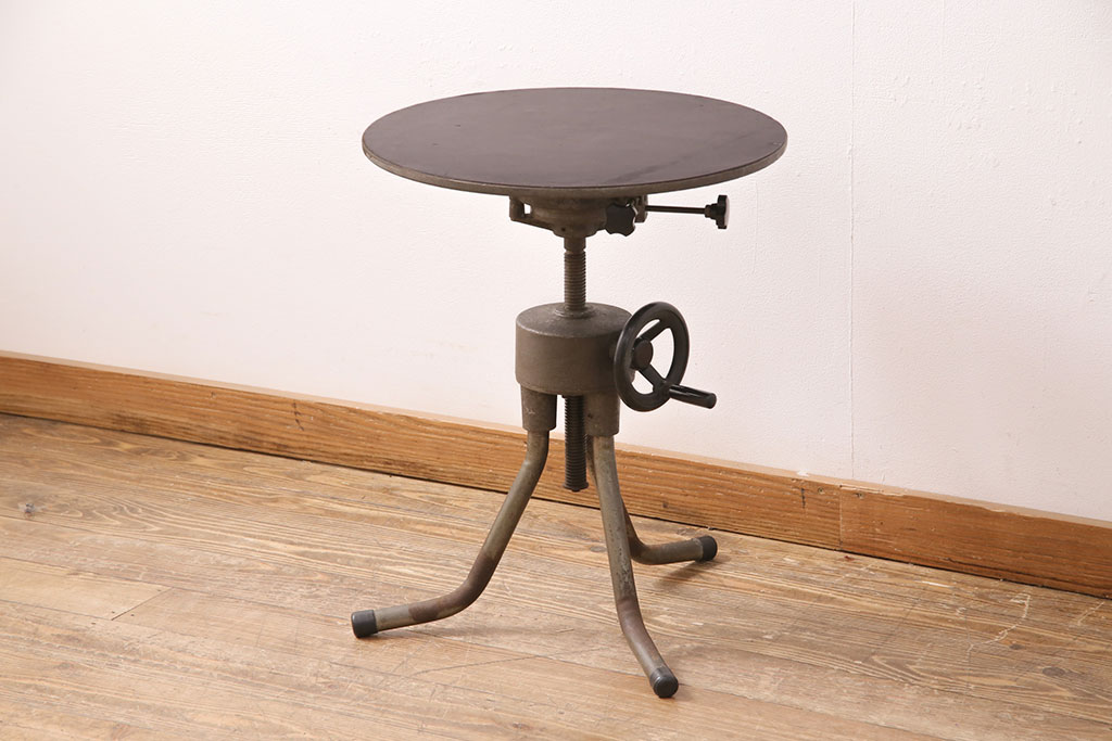 便利な引き出し型のサイドテーブル。レトロなデザインをご紹介