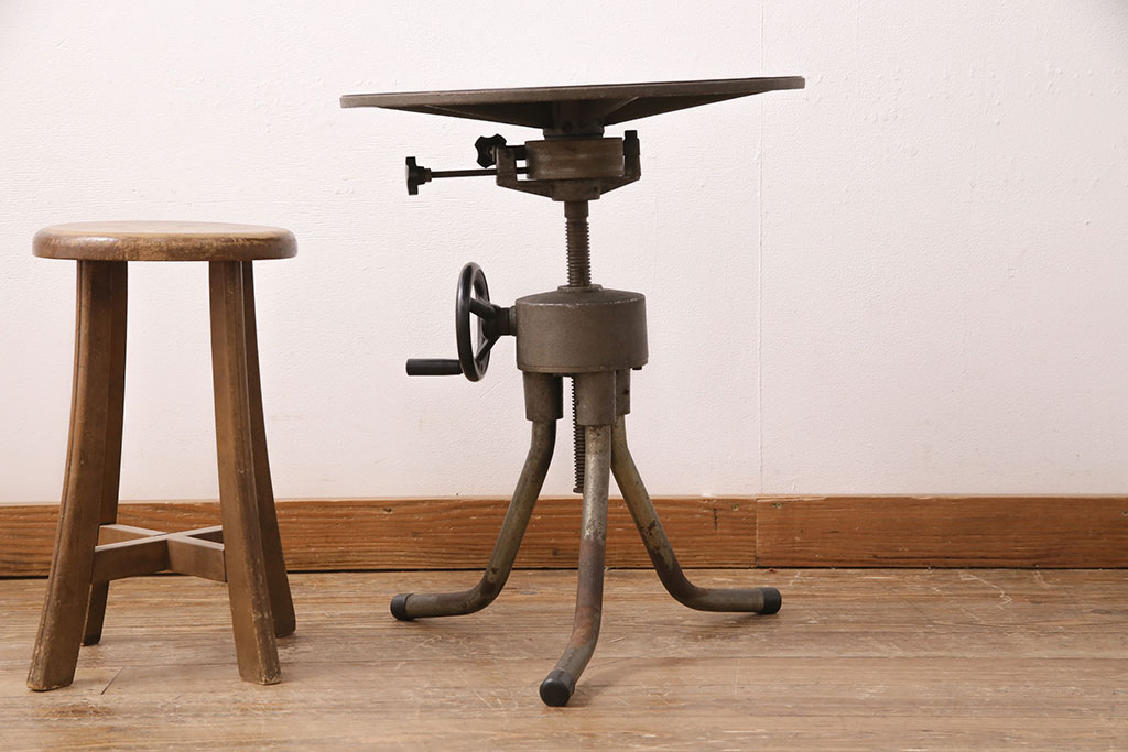ヴィンテージ家具　インダストリアルスタイルの空間づくりに活躍するサイドテーブル(コーヒーテーブル、ラウンドテーブル、ビンテージ)(R-050342)
