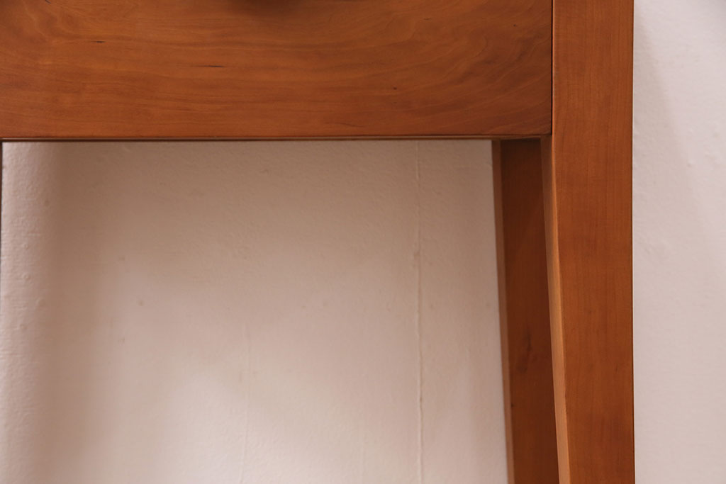 中古　美品　家具蔵(KAGURA・カグラ)　チェリー材　スタイリッシュなデザインが魅力のサイドテーブル(電話台、花台)(R-050343)