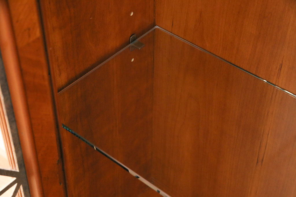 未使用品　IDC大塚家具　Baker(ベーカー社)　幾何学模様の扉がおしゃれなキャビネット(飾り棚、陳列棚、収納棚)(定価約74万円)(R-050350)