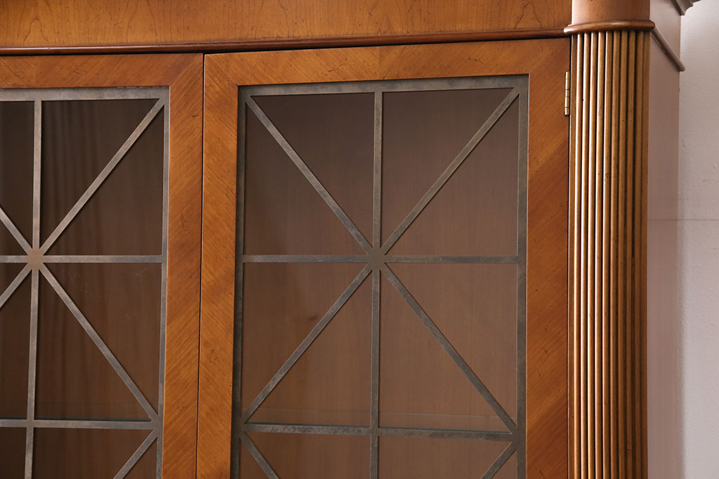 未使用品　IDC大塚家具　Baker(ベーカー社)　幾何学模様の扉がおしゃれなキャビネット(飾り棚、陳列棚、収納棚)(定価約74万円)(R-050350)