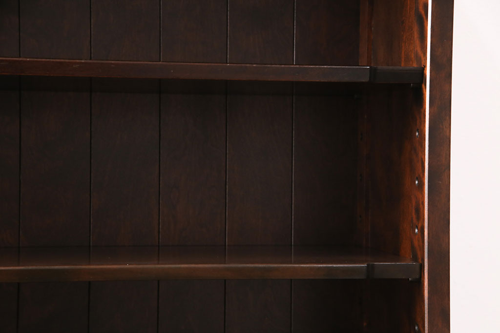 【加工実例】北海道民芸家具の本棚に高品質リペアを施しました。棚板1枚を追加でご要望のため、同じ材質・同じデザインで製作。棚受け金具も同類のものを用意し、お色味も違和感のないように仕上げました。