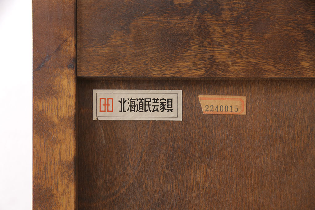 【加工実例】北海道民芸家具の本棚に高品質リペアを施しました。棚板1枚を追加でご要望のため、同じ材質・同じデザインで製作。棚受け金具も同類のものを用意し、お色味も違和感のないように仕上げました。