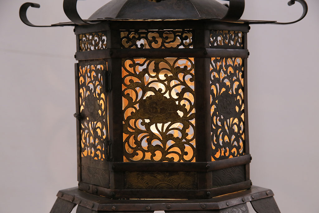 アンティーク照明　高級品　繊細な透かしが目を引く銅製の吊り灯篭(吊り灯籠、吊り下げ照明、天井照明)(R-050389)