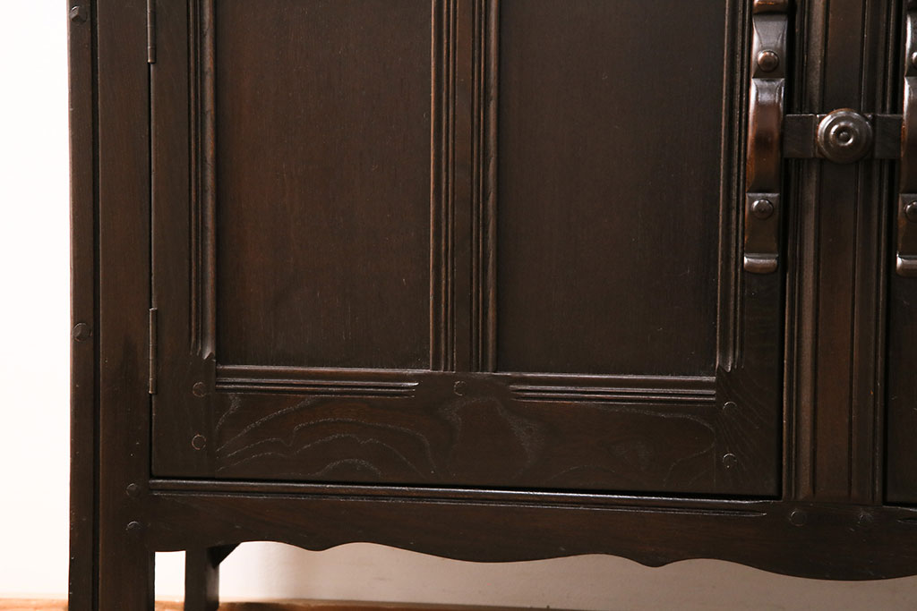 ヴィンテージ家具　イギリスビンテージ　ERCOL(アーコール)　old colonial(オールドコロニアル)　彫りの装飾が目を引くクラシカルなサイドボード(収納棚、キャビネット)(R-050416)