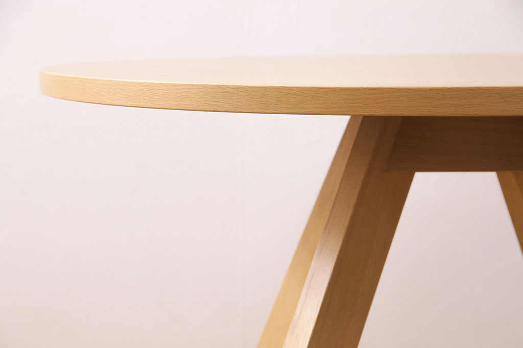 中古　arflex(アルフレックス)　MEDUSA(メデューサ)シリーズ　 洗練されたデザインが目を惹くテーブル(ダイニングテーブル、ラウンドテーブル)(R-050426)