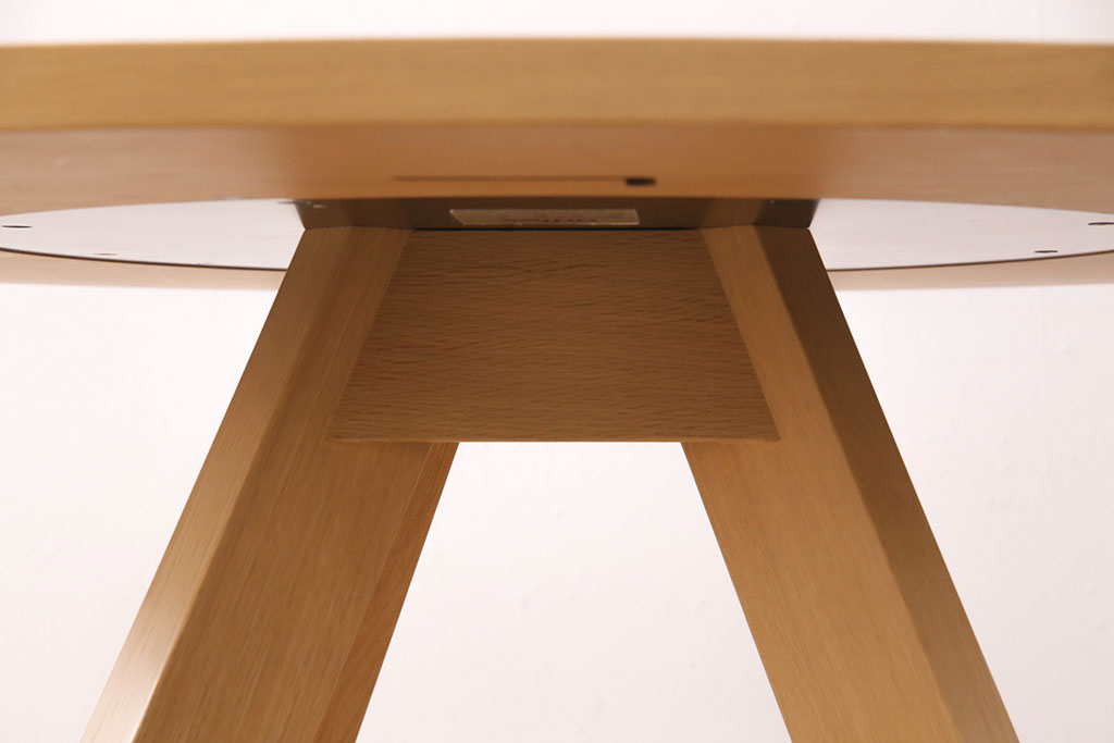中古　arflex(アルフレックス)　MEDUSA(メデューサ)シリーズ　洗練されたデザインが目を惹くテーブル(ダイニングテーブル、ラウンドテーブル)(R-050426)