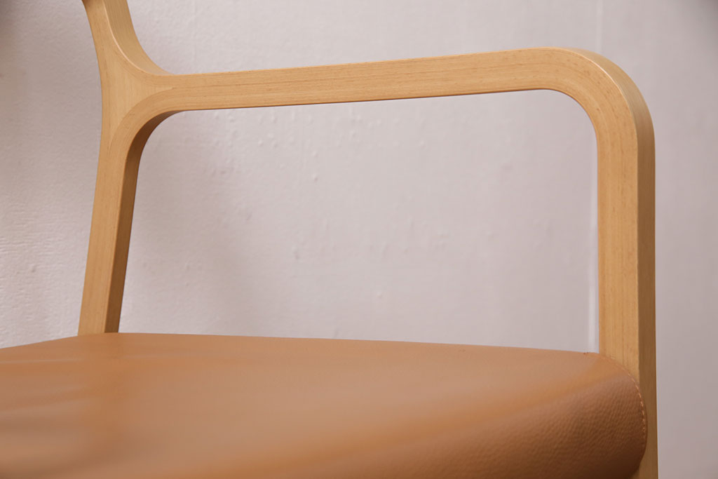 中古　arflex(アルフレックス)　RINN(リン)シリーズ　レザーグレード1　流れるような細身のラインが美しいオーク材製アームチェア(定価約9万円)(椅子、ダイニングチェア)(R-050429)