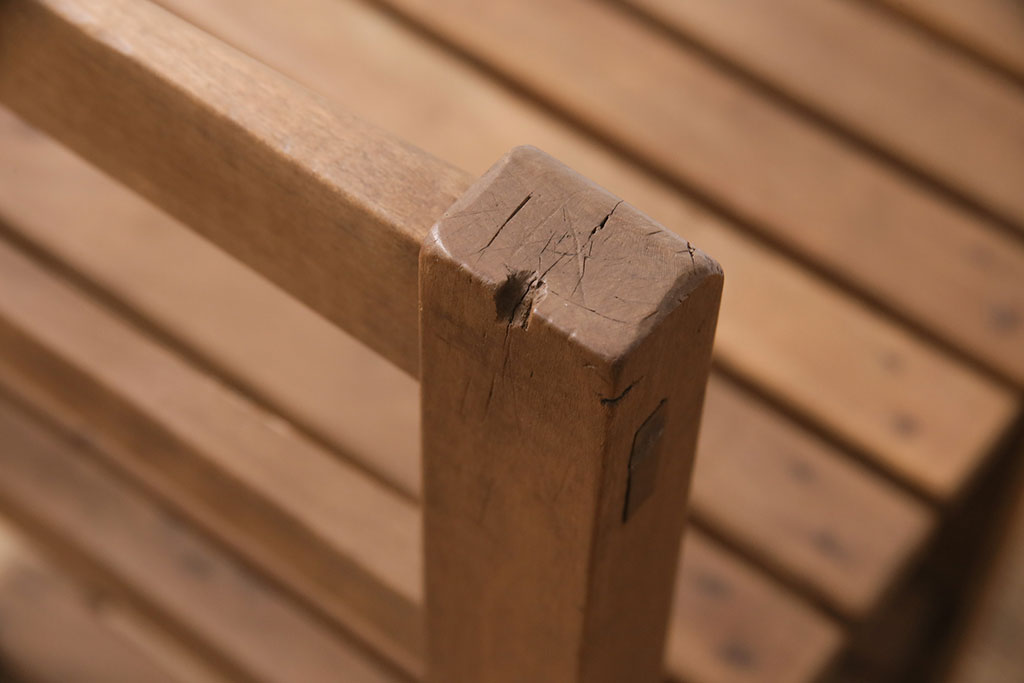和製アンティーク　古き良き時代の趣を感じさせる素朴な木製チェア(椅子、板座チェア、スクールチェア)(R-050436)