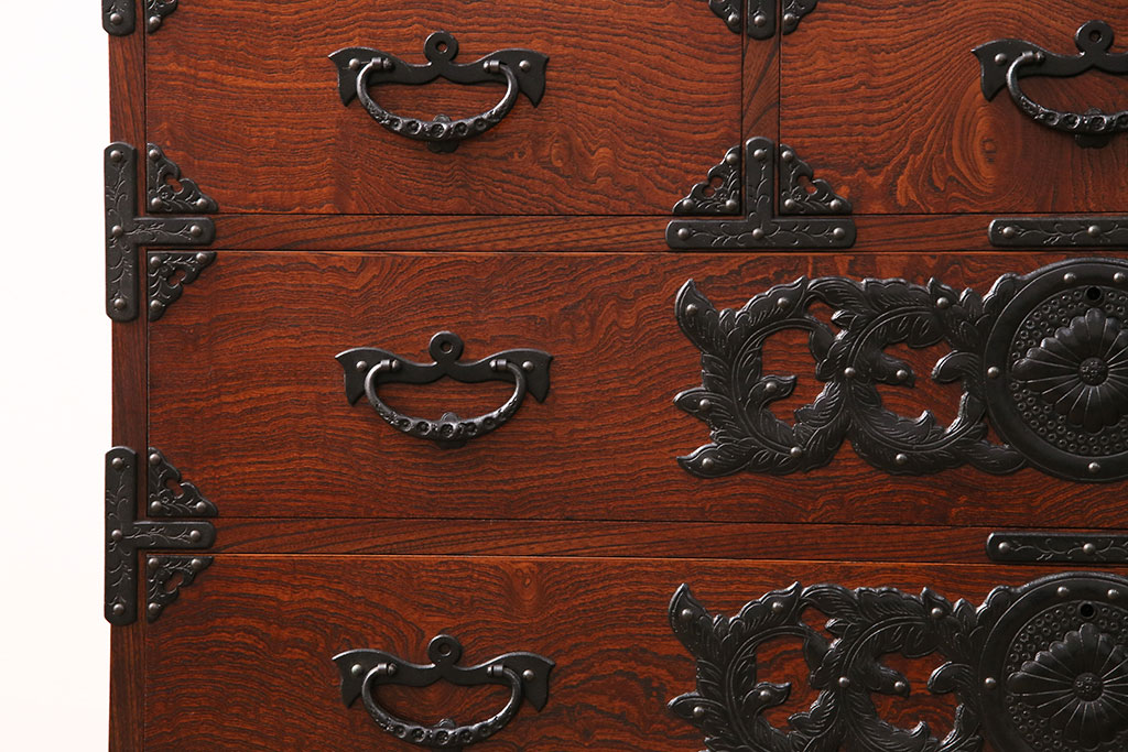 中古　美品　岩谷堂箪笥　黒々とした迫力のある金具が目を引く整理箪笥(収納タンス、衣装箪笥、引き出し)(R-050470)