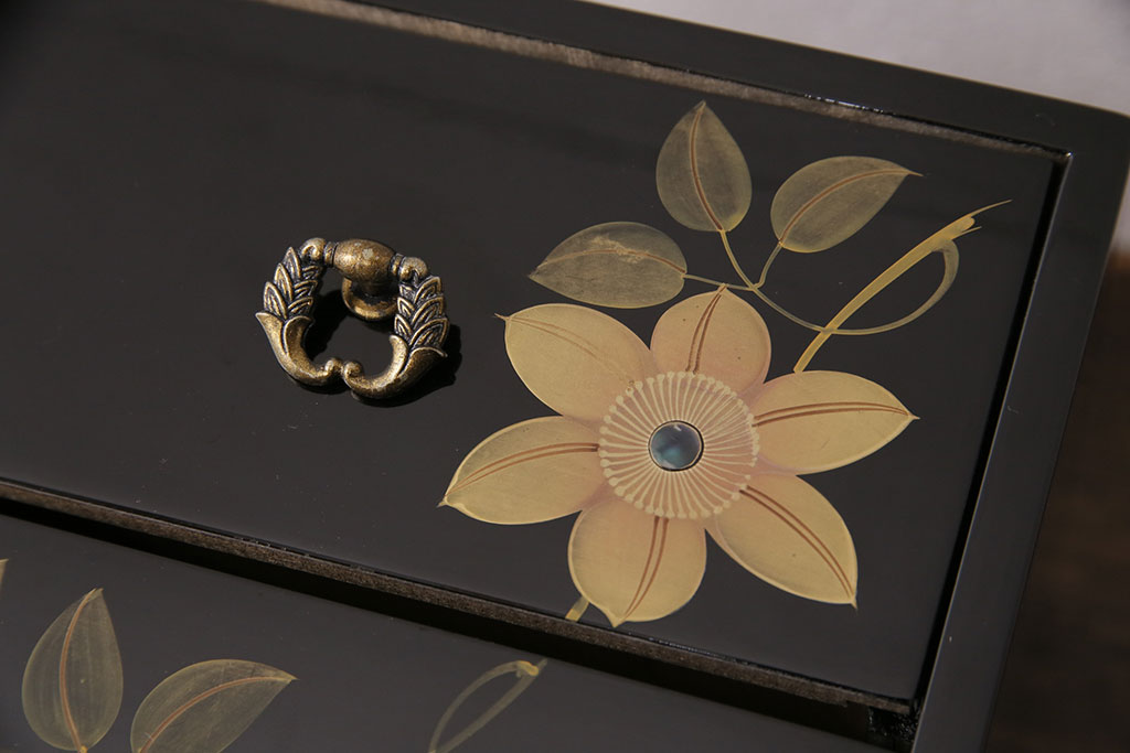中古　美品　伝統工芸　輪島塗り　凝ったデザインの引手金具と品のある花の絵柄が魅力の小引き出し(チェスト、小物収納、卓上収納)(定価約20万円)(R-050511)