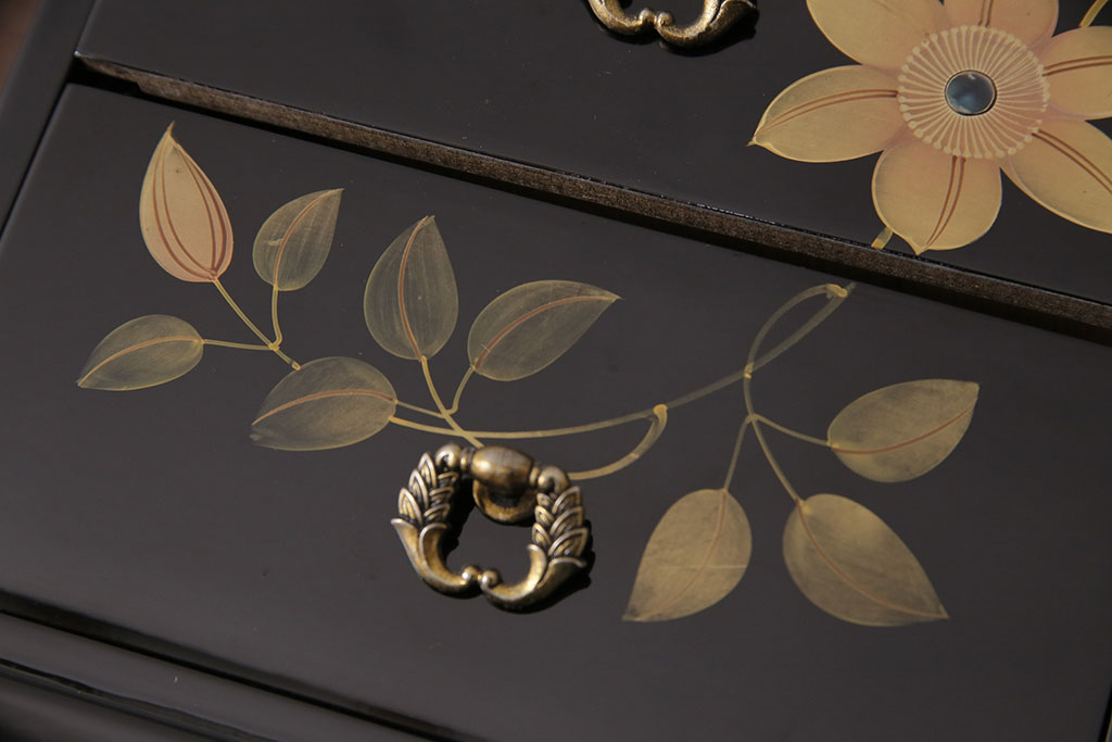 中古　美品　伝統工芸　輪島塗り　凝ったデザインの引手金具と品のある花の絵柄が魅力の小引き出し(チェスト、小物収納、卓上収納)(定価約20万円)(R-050511)