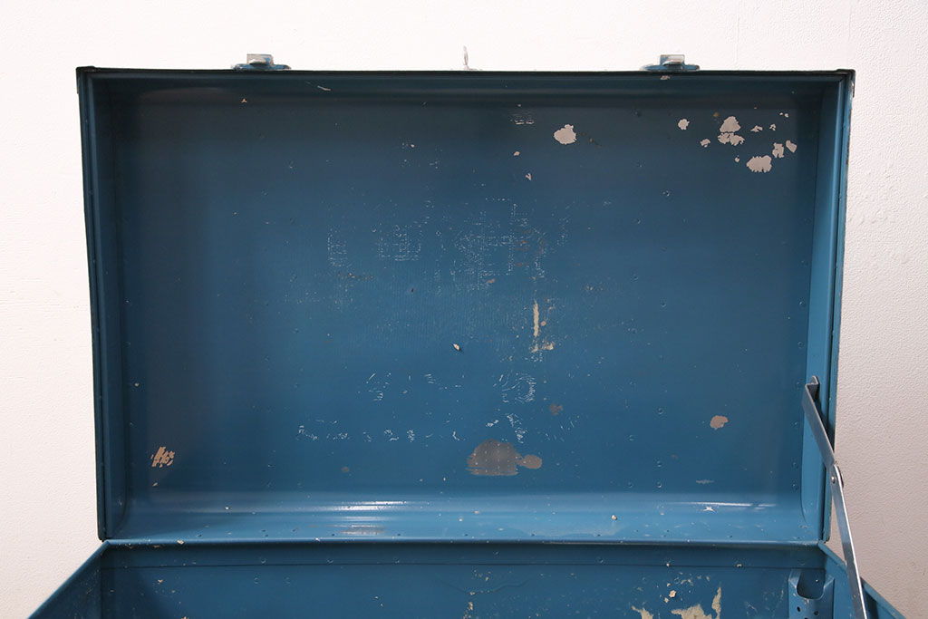ビンテージ雑貨　メンズライクな空間のアクセントにおすすめのアルミ製トランク(船トランク、収納、ディスプレイ、ヴィンテージ)(R-050513)