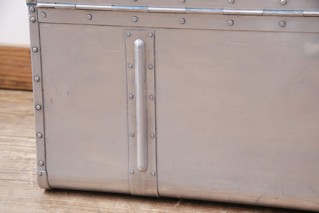 ビンテージ雑貨　メンズライクな空間のアクセントにおすすめのアルミ製トランク(船トランク、収納、ディスプレイ、ヴィンテージ)(R-050513)