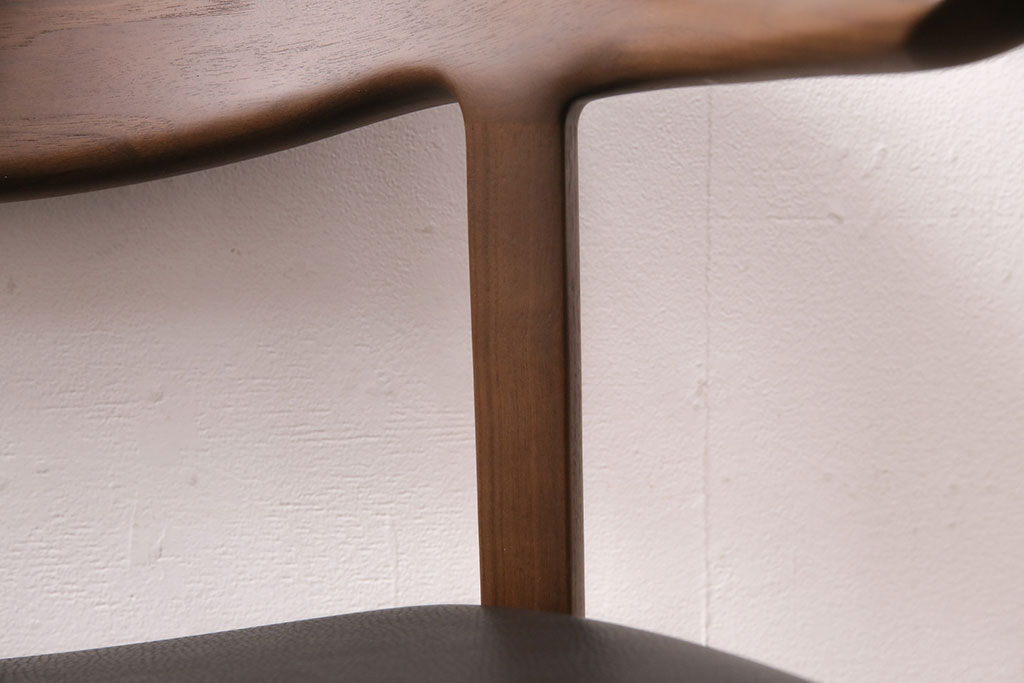 中古　展示美品　2016年製　CONDE HOUSE(カンディハウス)　ウイングラックスシリーズ　ウォールナットの滑らかな木肌とスタイリッシュなデザインが魅力のアームチェア(定価約9万3千円)(牛皮、ダイニングチェア)(R-050526)