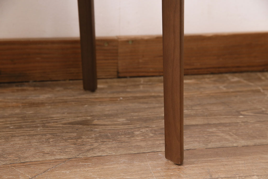 中古　展示美品　2016年製　CONDE HOUSE(カンディハウス)　ウイングラックスシリーズ　ウォールナットの滑らかな木肌とスタイリッシュなデザインが魅力のアームチェア(定価約9万3千円)(牛皮、ダイニングチェア)(R-050526)