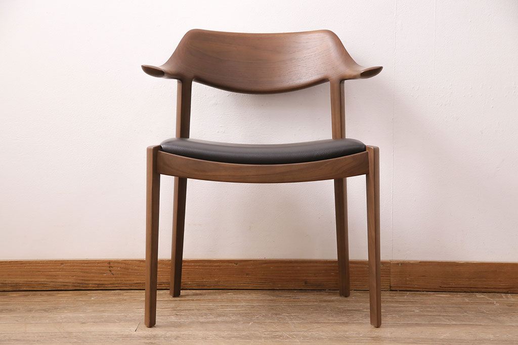中古　展示美品　2016年製　CONDE HOUSE(カンディハウス)　ウイングラックスシリーズ　ウォールナットの滑らかな木肌とスタイリッシュなデザインが魅力のアームチェア(定価約9万3千円)(牛皮、ダイニングチェア)(R-050527)