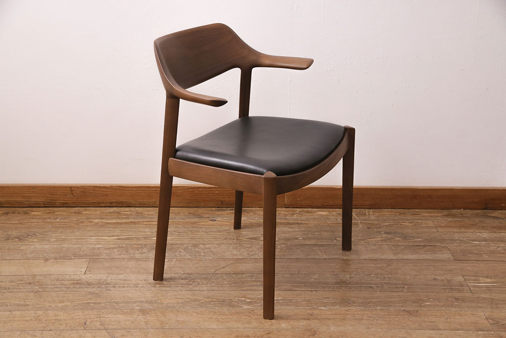 中古　展示美品　2016年製　CONDE HOUSE(カンディハウス)　ウイングラックスシリーズ　ウォールナットの滑らかな木肌とスタイリッシュなデザインが魅力のアームチェア(定価約9万3千円)(牛皮、ダイニングチェア)(R-050527)